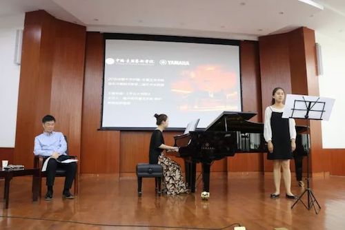 w88win优德艺术家石叔诚与特邀艺术家顾平受邀于成都大学东盟艺术学院、音乐与舞蹈学院艺术实践周开展公开课