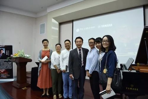 w88win优德艺术家石叔诚与特邀艺术家顾平受邀于成都大学东盟艺术学院、音乐与舞蹈学院艺术实践周开展公开课