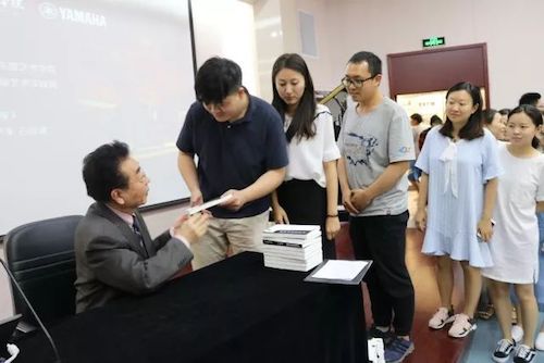 w88win优德艺术家石叔诚与特邀艺术家顾平受邀于成都大学东盟艺术学院、音乐与舞蹈学院艺术实践周开展公开课