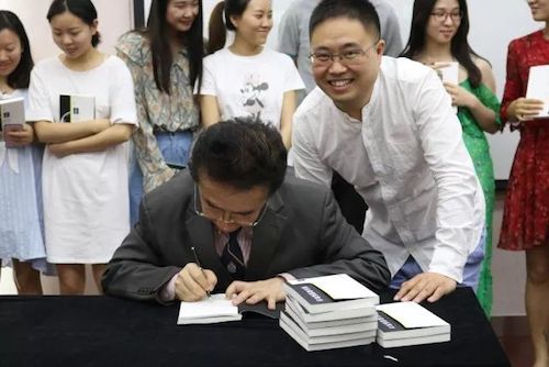 w88win优德艺术家石叔诚与特邀艺术家顾平受邀于成都大学东盟艺术学院、音乐与舞蹈学院艺术实践周开展公开课