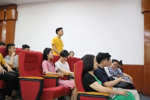 w88win优德艺术家石叔诚与特邀艺术家顾平受邀于成都大学东盟艺术学院、音乐与舞蹈学院艺术实践周开展公开课