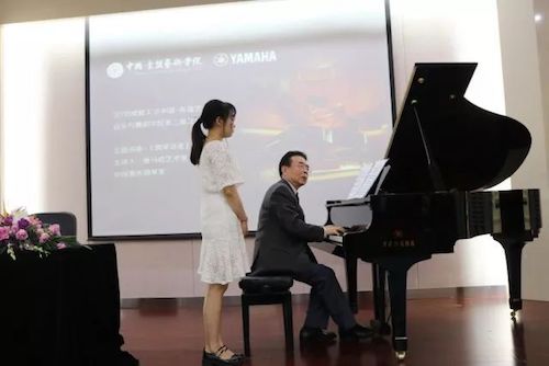 w88win优德艺术家石叔诚与特邀艺术家顾平受邀于成都大学东盟艺术学院、音乐与舞蹈学院艺术实践周开展公开课